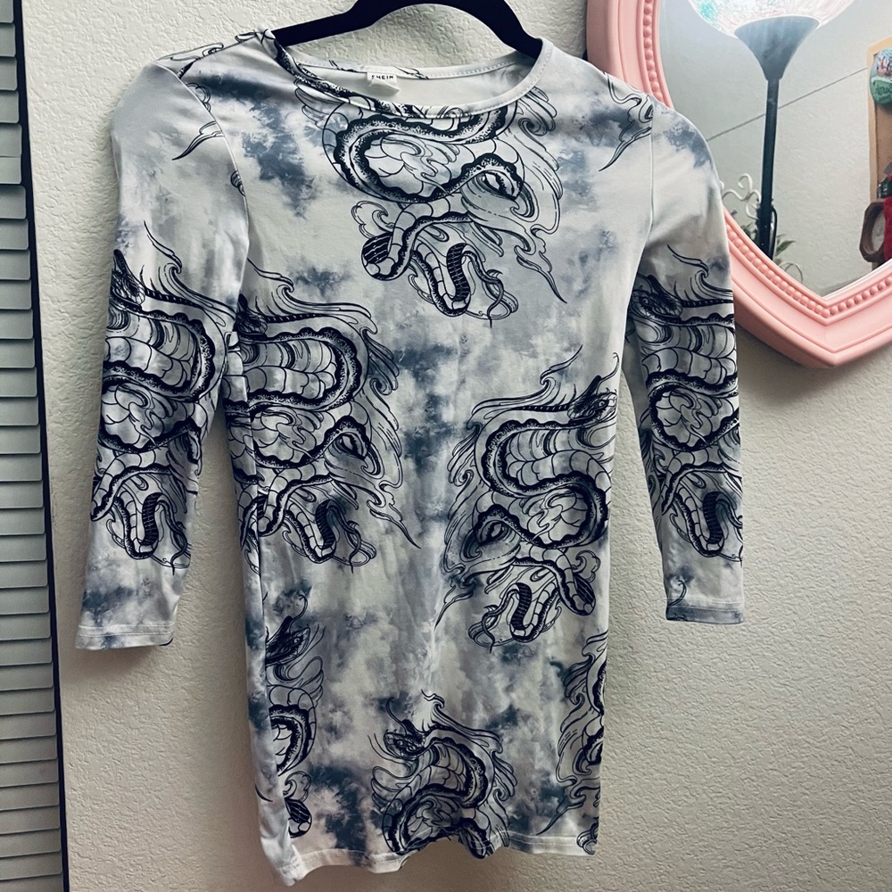 cute lil long sleeve dress, tie dye dragon print super trendy.